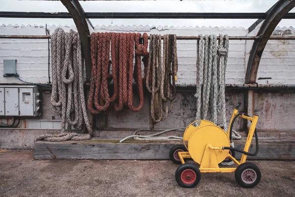 Vieja Rueda Hierro Oxidado Con Una Cuerda —  Fotos de Stock