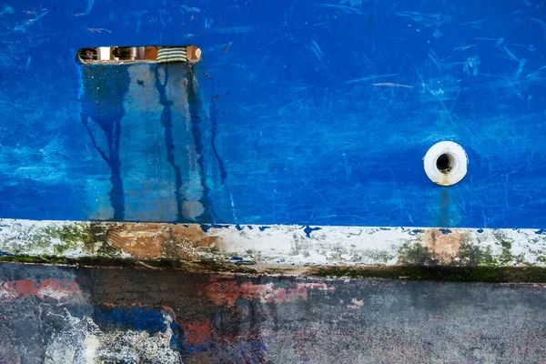 Vieja Placa Metal Oxidado Con Fondo Azul —  Fotos de Stock