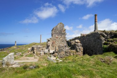 Güneşli bir günde yeşil tarlada Pendeen madeninin kalıntıları