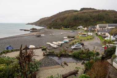 İngiltere 'de Cornwall' da iskele ile Gillan arasındaki sahil yolu..