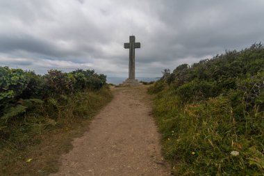 Bir yolun sonunda karşıdan karşıya geç. 