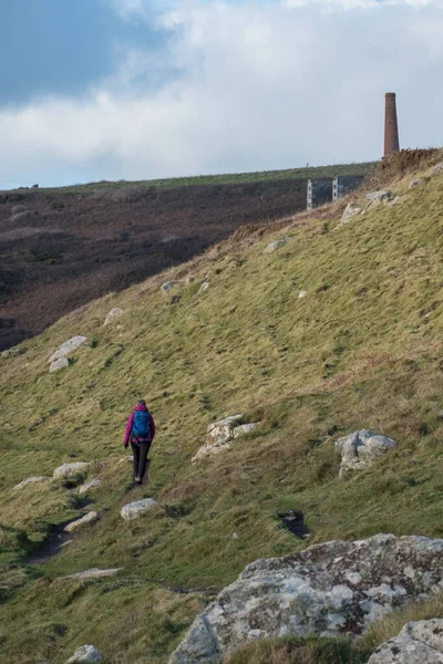 Mujeriego Camina Cima Montaña Con Minas Cornwall — Foto de Stock