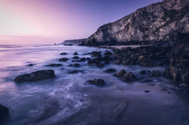 İngiltere, Cornwall 'daki fundalığın üzerinde Porthtowan plajı.