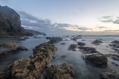 İngiltere, Cornwall 'daki fundalığın üzerinde Porthtowan plajı.