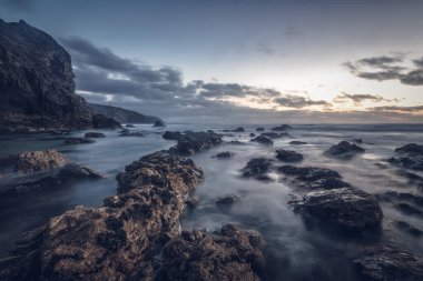 İngiltere, Cornwall 'daki fundalığın üzerinde Porthtowan plajı.