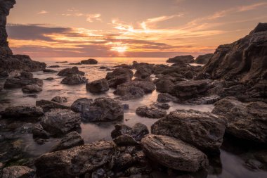 İngiltere, Cornwall 'daki fundalığın üzerinde Porthtowan plajı.