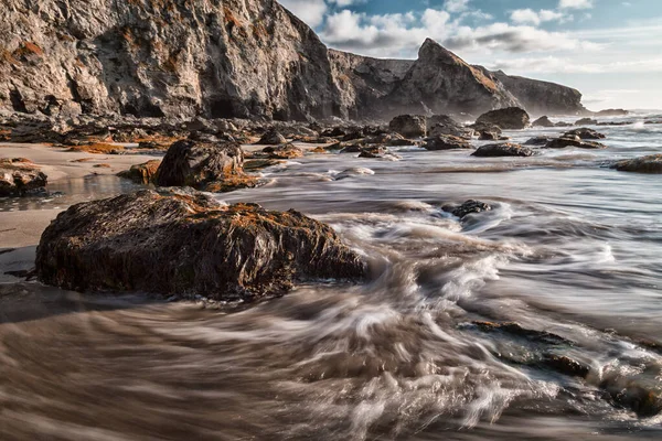 İngiltere, Cornwall 'daki fundalığın üzerinde Porthtowan plajı.