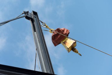 Vinç kancası binanın çatısında.