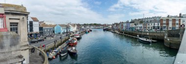 Weymouth, İngiltere - Eylül 2019: Weymouth şehrinde kanaldaki tekneler 