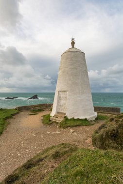 İngiltere, Cornwall 'daki fundalığın üzerindeki Porthtowan sahilindeki anıt.