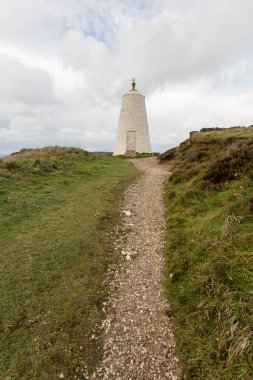 İngiltere, Cornwall 'daki fundalığın üzerindeki Porthtowan sahilindeki anıt.