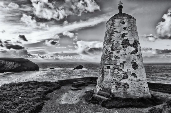 英国康沃尔森林上方的Porthtowan海滩上的纪念碑 — 图库照片