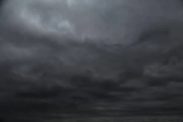 Gökyüzündeki kara bulutlar