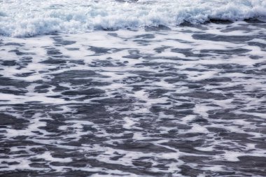 Deniz kıyısında köpüklü mavi su. Güzel doğal manzara.