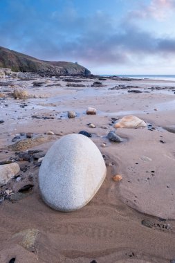 Praa Sands Cornwall İngiltere. kenarlıklar ve günbatımı