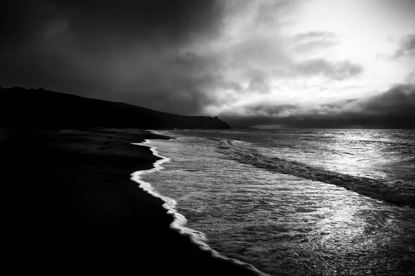 海の上の美しい夕日の白黒写真 — ストック写真