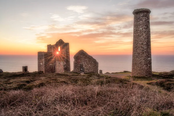 Wheal the Cornwall, İngiltere Trevauance Cove St. Agnes yakınlarında..