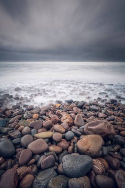 Kumlu Ağız Cornwall İngiltere 'nin kuzey Cornish sahilindeki plajı