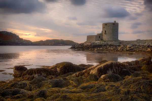 İngiltere, Cornwall 'daki Scilly adalarındaki Cromwell kalesi.. 