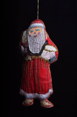 Noel Baba süslemeleri karanlık arka planda izole edilmiş.