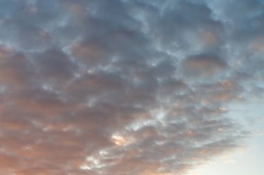 Akşam gökyüzünde güzel gün batımı 