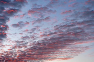 Akşam gökyüzünde güzel gün batımı 