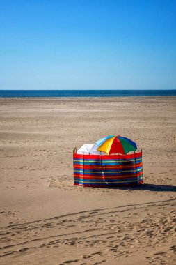 Deniz kıyısındaki plaj sandalyeleri