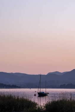 Gölün üzerinde tekneyle güzel bir gün batımı