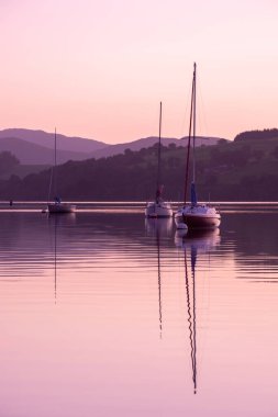 İngiltere, İngiltere 'de limanda tekneler var.