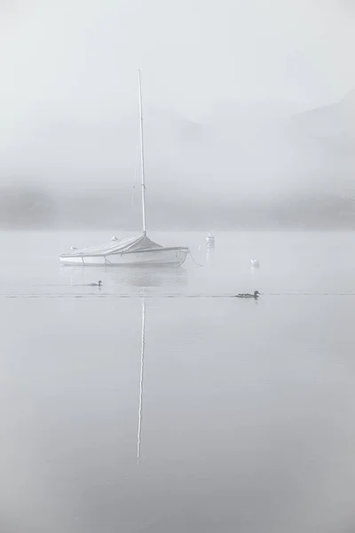 ウェールズの湖での漁船の眺め — ストック写真
