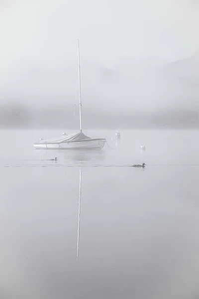 Pohled Rybářskou Loď Jezeře Wales — Stock fotografie