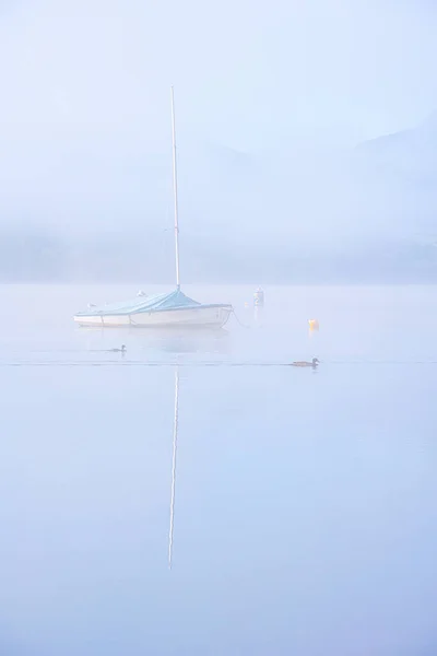 Plan Panoramique Petit Yacht Flottant Dans Matinée Brumeuse — Photo