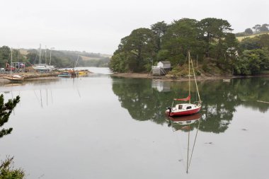 Bulutlu bir günde küçük yatları olan St. Mawes nehri, İngiltere