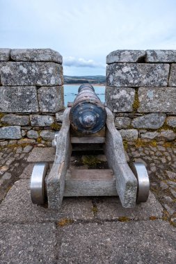 Büyük taş bir köprü ve antik bir kale.