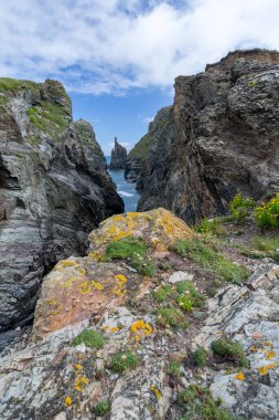 İngiltere, Cornwall 'da bir trevone' un bulunduğu bir sahil şeridi.