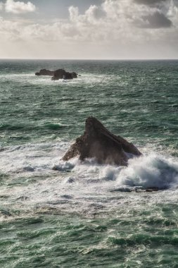 Taşlı fırtınalı okyanus 