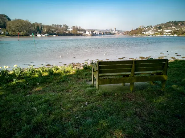 Nehir kıyısındaki güzel bank manzarası