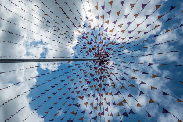 Bulutlu arkaplanda üçgen bayraklarının alt görünümü