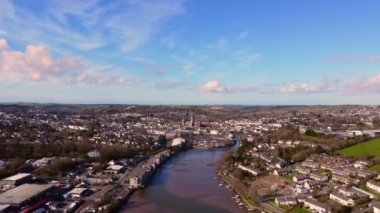 Güneşli bir günde Truro Cornwall Enlgans 'ın etrafında uçmak