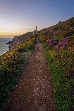 Cornwall İngiltere 'de Wheal Coates yakınlarında bir motor deposu. Agnes ve Chapel kapısının yanında. Gün batımı