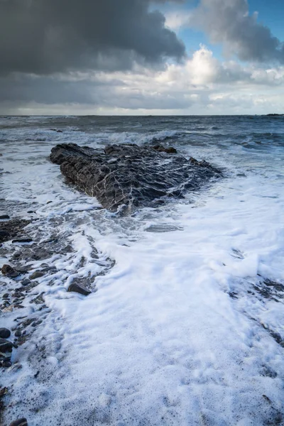 Stenig Strand Och Ett Öde Hav — Stockfoto