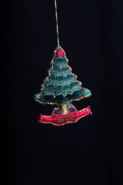 Noel ağacı, güzel dekorasyon koyu arka planda izole edilmiş.