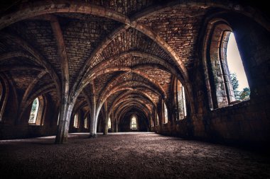 Eski harabe katedralde manastırlar ve haçlar