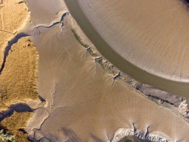 Bataklık çamuru ve sazlıklar üzerinde İngiltere 'nin Tresillian Nehri' nin Cornwall 'una bakın. Hava aracı görüntüsü