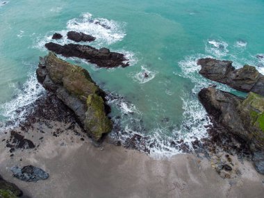 İngiltere 'nin Cornwall sahilindeki Basset Koyu' na. Batı Koyu