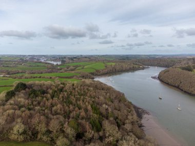 Nehre parkedilmiş feribotlar Cornwall 'ın ilerisindeki Carrick yollarıyla Birleşik Krallık Havalimanı' na iniyor.