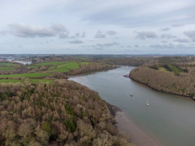 Nehre parkedilmiş feribotlar Cornwall 'ın ilerisindeki Carrick yollarıyla Birleşik Krallık Havalimanı' na iniyor.