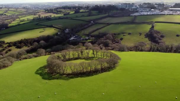 Penventinnie 'nin Truro Cornwall İngiltere yakınlarındaki Demir Çağı kalesinin hava aracı görüntüleri. — Stok video