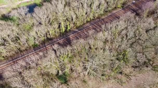 Bahnstrecke Traunbahn Gleis Drohne Kornwand — Stockvideo