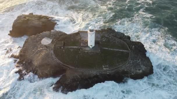 Phare de Godrevy image de drone aérien paysage marin — Video